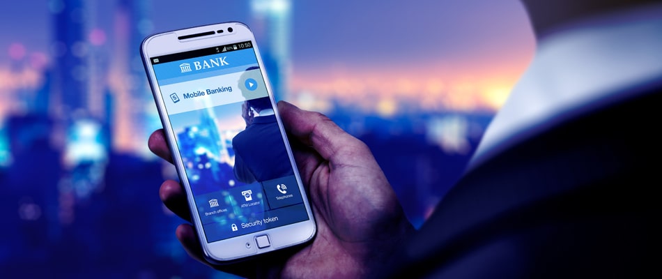 Hombre sosteniendo un smartphone con una aplicacion movil bancaria