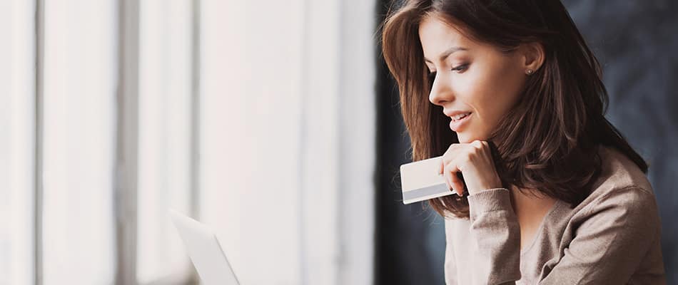 mujer consultando en el teléfono un Sistema de reservas en línea con funciones para mejorar eficiencia y satisfacción del cliente
